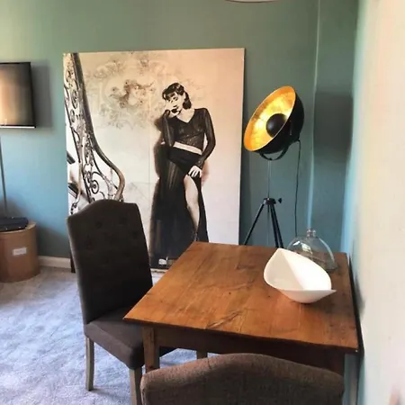 Altbauwohnung Mit Vollaustattung